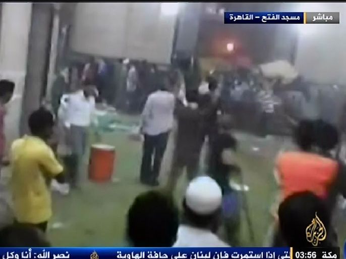محاصرون داخل مسجد الفتح بميدان رمسيس بالقاهرة