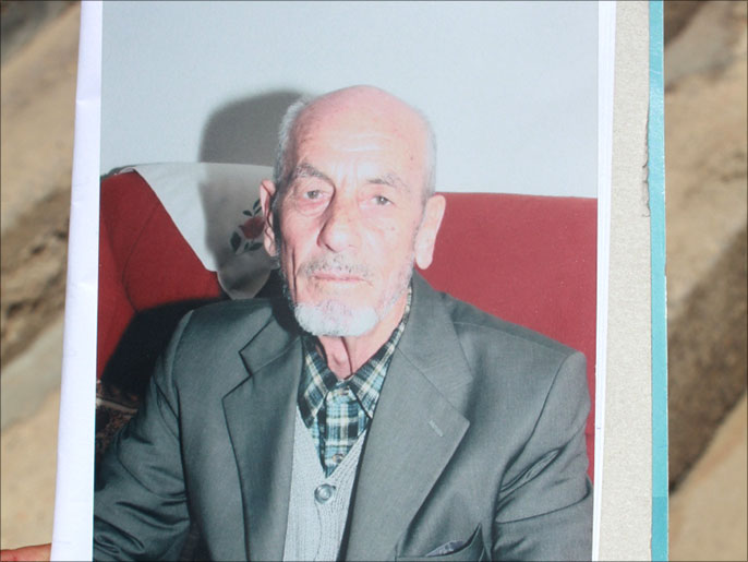 ‪أبو عاطف فقد شقيقه عام 1948 وولديه وأحفاده في مجزرة الغوطة‬ أبو عاطف فقد شقيقه عام 1948 وولديه وأحفاده في مجزرة الغوطة (الجزيرة)