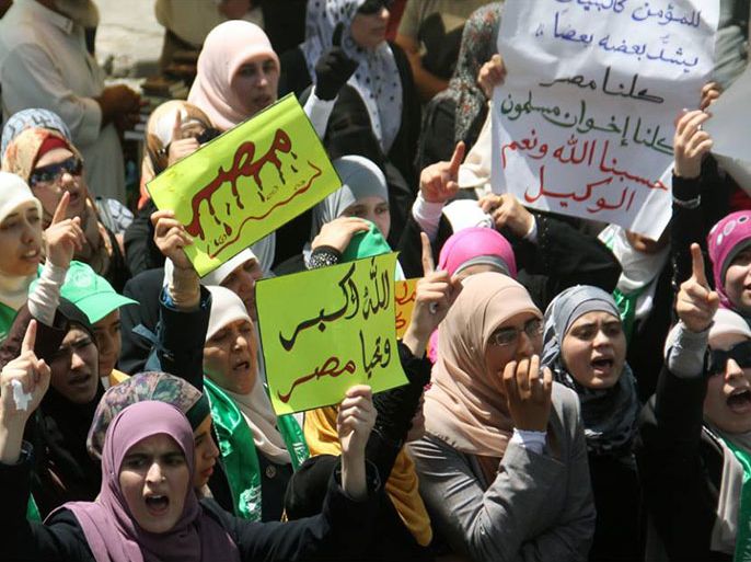 ناشطات في حماس يتظاهرن دعما للاخوان المسلمين في مصر الجمعة الماضية