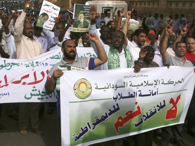 ‪متظاهرون مصريون وسودانيون أمام السفارة المصرية بالخرطوم أمس الخميس‬ متظاهرون مصريون وسودانيون أمام السفارة المصرية بالخرطوم أمس الخميس (رويترز)