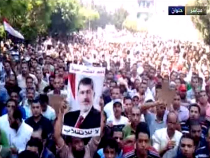 ‪مؤيدو مرسي يتظاهرون تحت شعار مليونية الغضب في حلوان‬ (الجزيرة)