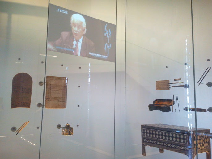 شاشة عرض تبرز المفكر الجزائري محمد أركون في أحد أجنحة المتحف (الجزيرة)