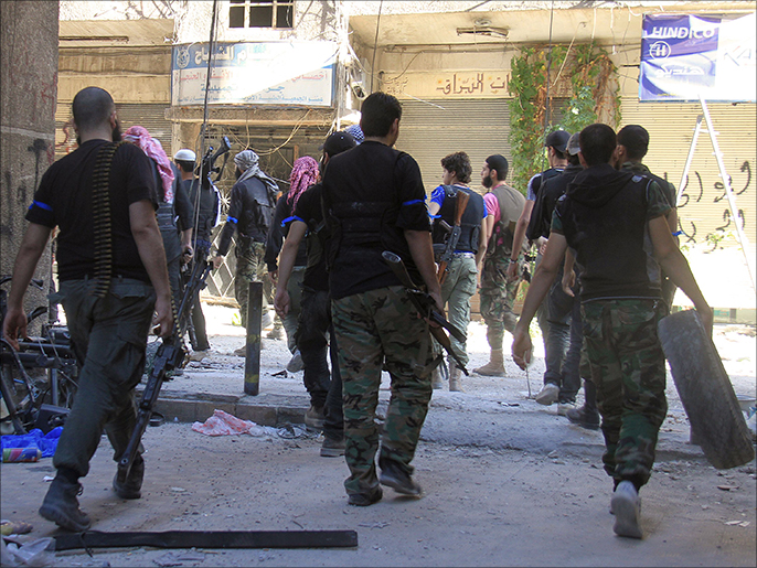 مقاتلون من المعارضة في مخيم اليرموك جنوبي دمشق (الفرنسية-أرشيف)