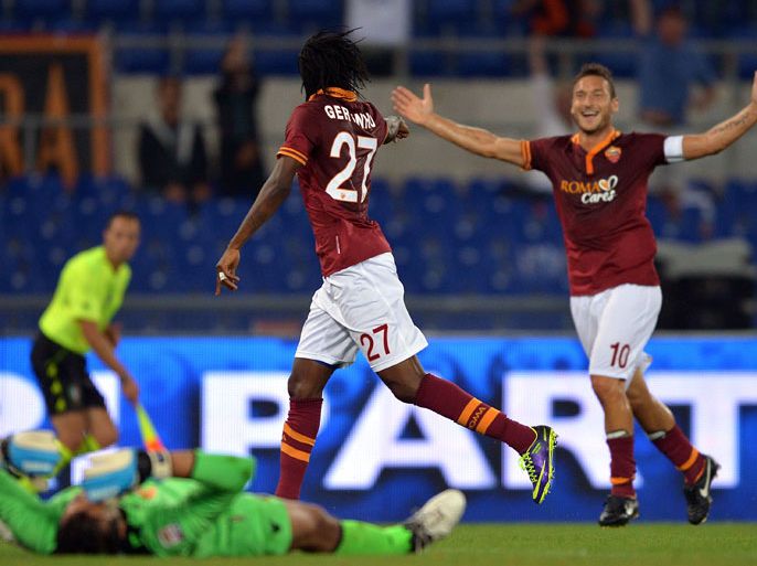 AS Roma's forward of Ivory Coast Gervinho (C) celebrates with teammate AS Roma's forward Francesco Totti after scoring during the Serie A football match AS Roma vs Bologna at the Olympic Stadium on September 29, 2013 in Rome. AFP PHOTO / FILIPPO MONTEFORTE