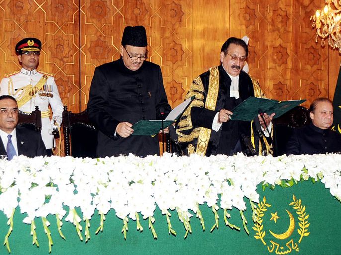AQ2337 - Islamabad, -, PAKISTAN : This handout photograph released on September 9, 2013, by Pakistan's Press Information Department (PID) shows Mamnoon Hussain (3L) taking the oath of the President of Pakistan from Pakistani Supreme Court Chief Justice Iftikhar Mohammad Chaudhry (2R) as Pakistani Prime Minister Nawaz Sharif (R) and former president Asif Ali Zardari (L) attend the ceremony at the presidential palace in Islamabad. Pakistan's new President Mamnoon Hussain took office on September 9, presiding over a government battling to overcome a Taliban insurgency, resolve an energy crisis and repair the economy. A respected businessman from the financial capital of Karachi but with no political powerbase of his own, Hussain is Pakistan's 12th president and a ceremonial head of state. AFP PHOTO / PAKISTAN PRESS INFORMATION