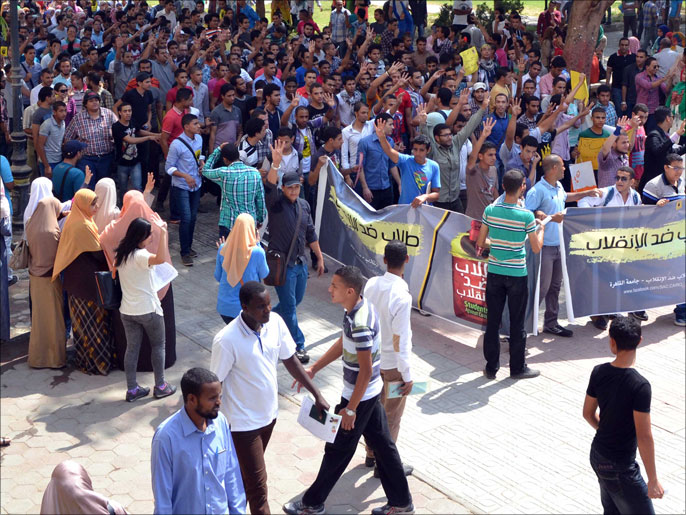 ‪طلاب جامعة القاهرة يتظاهرون ضد الانقلاب‬ (الجزيرة)