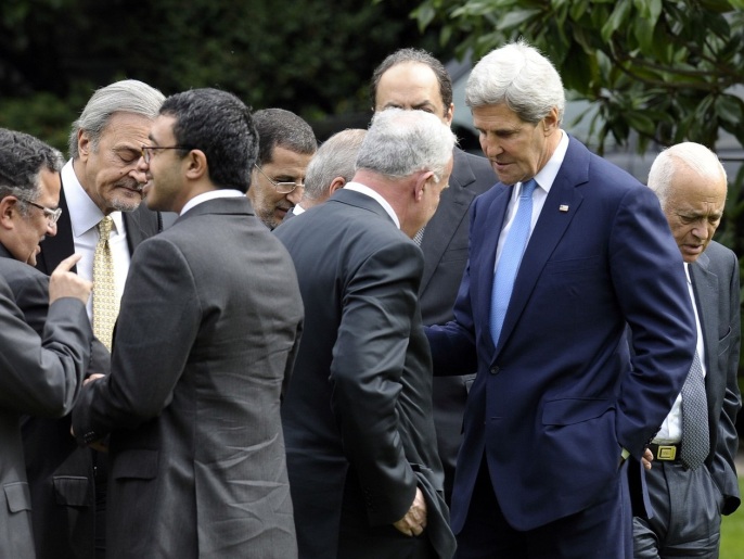 كيري أثناء لقائه أعضاء لجنة المتابعة لمبادرة السلام العربية في باريس (رويترز)