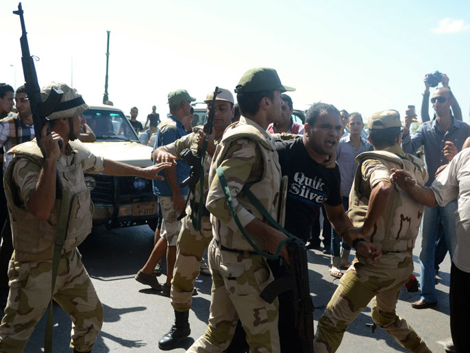 قوات الأمن تعتقل متظاهرا في احتجاج بالإسكندرية (الفرنسية)