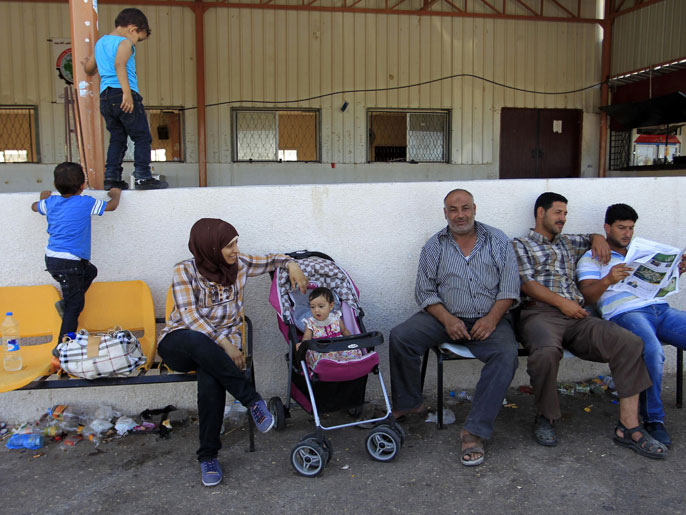 ‪فلسطينيون في معبر رفح بانتظار‬ (الفرنسية)