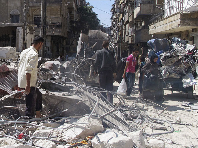 آثار القصف في مدينة حلب (رويترز)