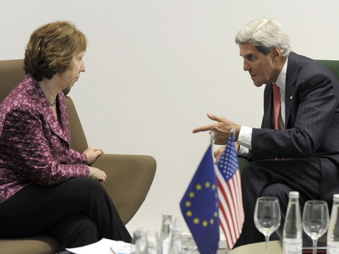 Vilnius, -, LITHUANIA : US Secretary of State John Kerry (R) speaks with European Union High Representative Catherine Ashton on September 7, 2013 before the Meeting of EU Ministers of Foreign Affairs at the National Gallery of Art in Vilnius. Kerry sought to muster European Union support for military strikes against Syria, after a G20 summit failed to resolve bitter international divisions on the issue. Washington's top diplomat went into informal talks with the EU's 28 foreign ministers in Lithuania, which currently holds the EU's rotating chair, with the bloc itself sharply split on Syria and most nations highly reticent over military action. AFP PHOTO / POOL / SUSAN WALSH