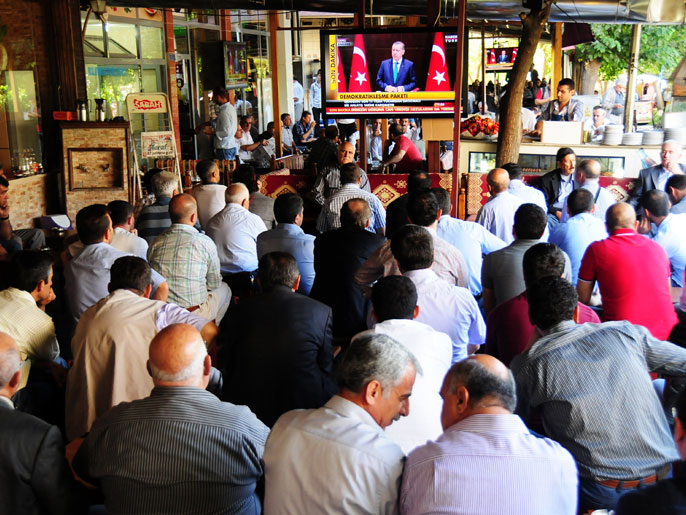 ‪أكراد في مدينة ديار بكر يتابعون خطاب أردوغان عبر التلفزيون‬ (الفرنسية)