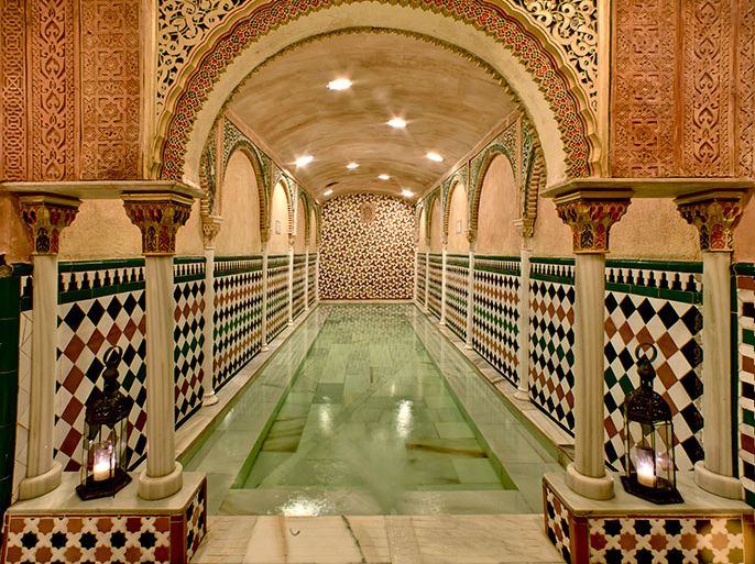 القاعة الساخنة بالحمام العربي الجديد الذي يحاكي تماما الحمامات العربية القديمة-