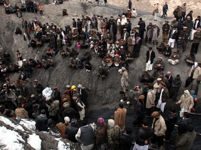 epa03042324 People gather at the scene of a collapsed Coal mine in Baghlan, Afghanistan, 24 December 2011. At least eleven Coal miners were killed when a shaft collapsed in a Coal Mine in Chenarak area of Nahreen district in Baghlan province, Afghanistan. EPA/NAQEEB AHMED