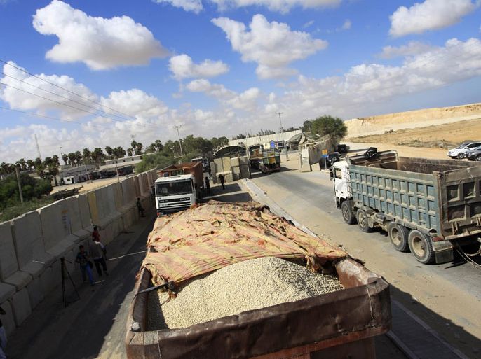 SK961 - RAFAH, GAZA STRIP, - : A picture taken on September 22, 2013 shows a truck loaded with gravel after it crossed into Rafah town through the Kerem Shalom crossing between Israel and the southern Gaza Strip. Israel permitted delivery of cement and steel for use by the private sector into the Gaza Strip for the first time since 2007, a Palestinian official said. AFP PHOTO/SAID KHATIB