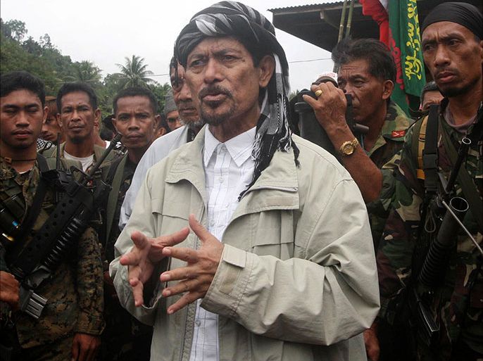 epa03859052 (FILE) A file picture dated 03 January 2013 shows former chairman of the Muslim group Moro National Liberation Front (MNLF), Nur Misuari (C), surrounded by armed supporters in Indanan, Sulu province, southern Philippines. Six people were killed and dozens wounded in a clash between government troops and Muslim rebels in the southern Philippines, police and military said 09 September 2013. The clash occurred before dawn when a navy patrol boat confronted several boats carrying rebels of the MNLF near Zamboanga City, 875 kilometres south of Manila, military officials said. EPA/BEN HAJAN