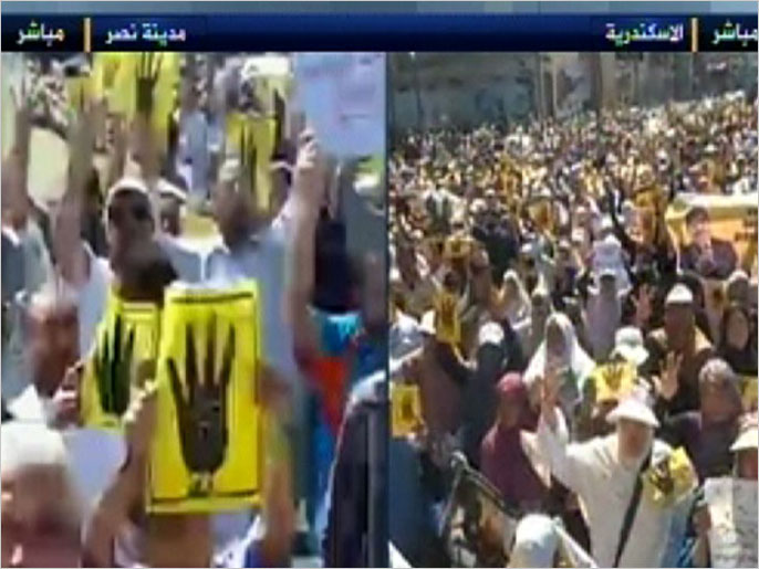 شعار رابعة أصبح طاغيا في أغلب المظاهرات في مدن مصرية عدة (الجزيرة)