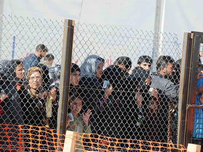 لاجئون سوريون داخل مخيم الزعتري ينتظرون استلام مساعدات من احدى الهيئات الدولية بمخيم الزعتري-أرشيف