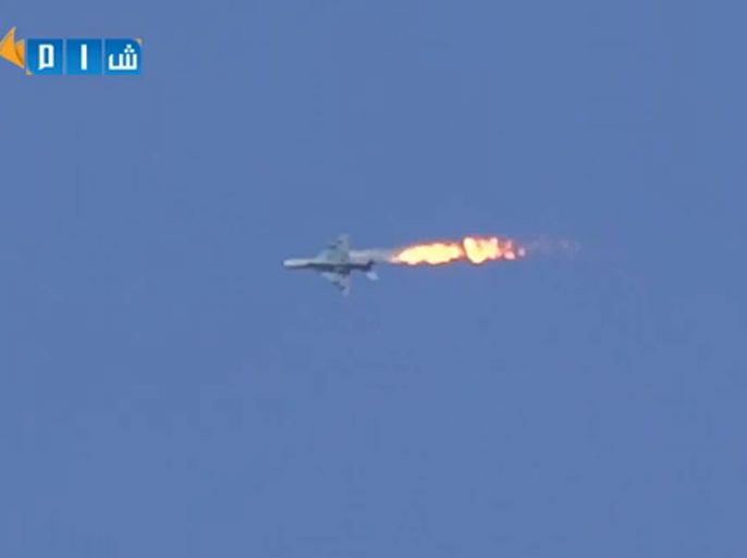 لحظة اشتعال النار بالطائرة جراء استهدافها بنيران الثوار في إدلب كما ظهرت في صور بثها ناشطون على الإنترنت