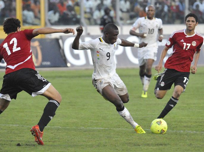 Ghana's striker Abdul Majeed Waris (C) is about to strike next to Egypt's Sayed Moawad (L) and Mohamed El-Nenny (R) during the Fifa World Cup 2014 qualifying football match Ghana vs Egypt, on October 16, 2013 at Baba Yara stadium in Kumasi. AFP PHOTO/STR