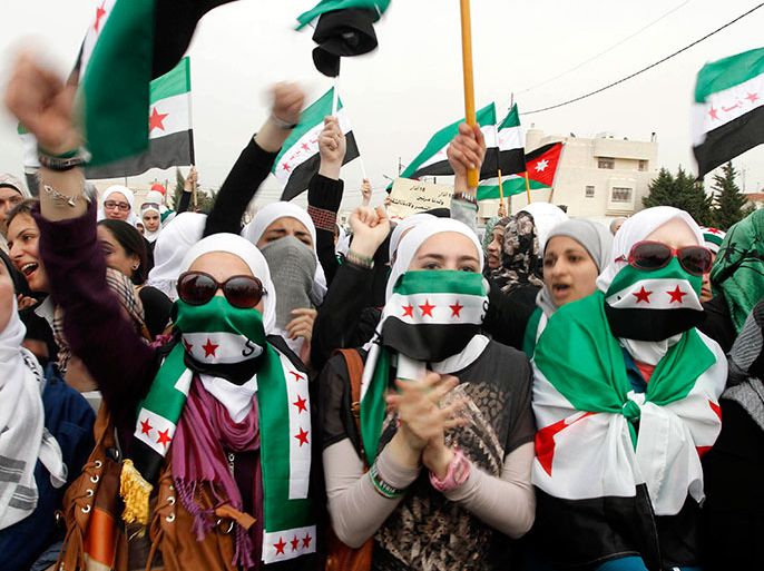 سوريات يرفعن أعلام الثورة السورية - تعليم العربية