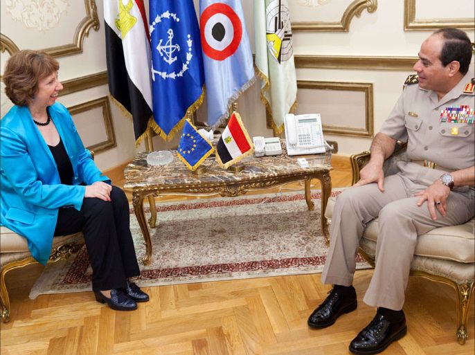 Egyptian defense minister Abdelfatah al-Sisi (R) meets with EU High Representative for Foreign Affairs and Security Policy Catherine Ashton in Cairo on October 3, 2013. AFP PHOTO / STR