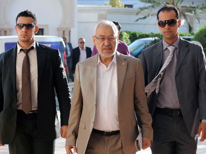 FB43 - Tunis, -, TUNISIA : Tunisia's ruling Islamist Ennahda party's leader Rached Ghannouchi (C) arrives for a meeting as part of talks with the opposition aimed at implementing a roadmap to end a three-month political crisis on October 25, 2013 in Tunis. The roadmap, drafted by mediators including the powerful UGTT trade union, calls for a one-month national dialogue to form a government of independents to replace a coalition led by Ennahda. AFP PHOTO / SALAH HABIBI