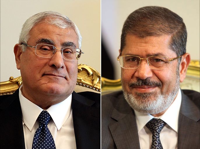 من اليمين الرئيس المعزول محمد مرسي و الرئيس المؤقت عدلي منصور ( مصدر الصورة الأوربية )