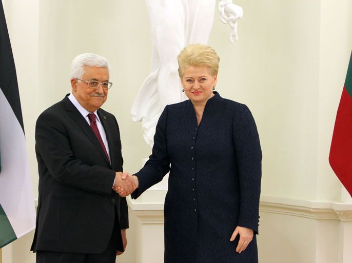 Palestinian President Mahmud Abbas (L) and Lithuania's President Dalia Grybauskaite shakehands at the presidential palace in Vilnius on October 21, 2013. AFP PHOTO / PETRAS MALUKAS