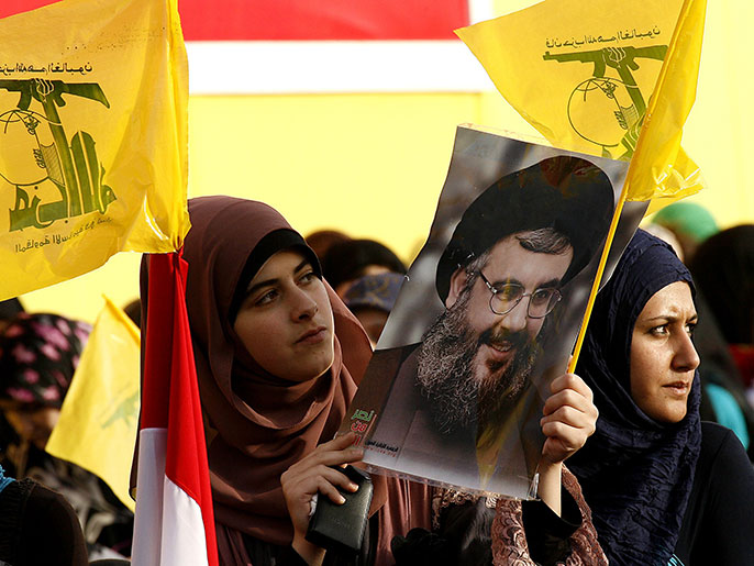 ‪يرى محللون أن حزب الله يتماهى في قراراته مع السياسة الإيرانية ومصالحها‬ (الجزيرة)