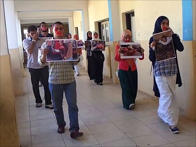 ‪مسيرة طلابية داخل كلية الطب بالإسكندرية مناهضة للانقلاب‬ (الجزيرة)
