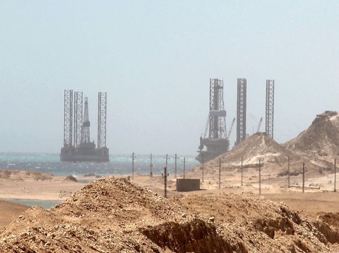 epa01729888 Energy drilling platforms in the Red Sea are seen off the coast of Egypt's Sinai Pennisula near Abu Zinema 13 May 2009. Egypt's Minister of Petroleum Samedh Fahmy warned during the fifth annual InterGas conference in Cairo 13 May 2009 of a possible hike in oil prices of up to 200 US dollars per barrel because of falling investments and delays in energy sector development projects due to the global economic crisis. EPA/MIKE NELSON