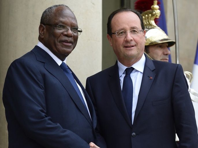 France President Francois Hollande (R) welcomes his Malian newly elected counterpart Ibrahim Boubacar Keita on October 1, 2013 at the Elysee palace in Paris.