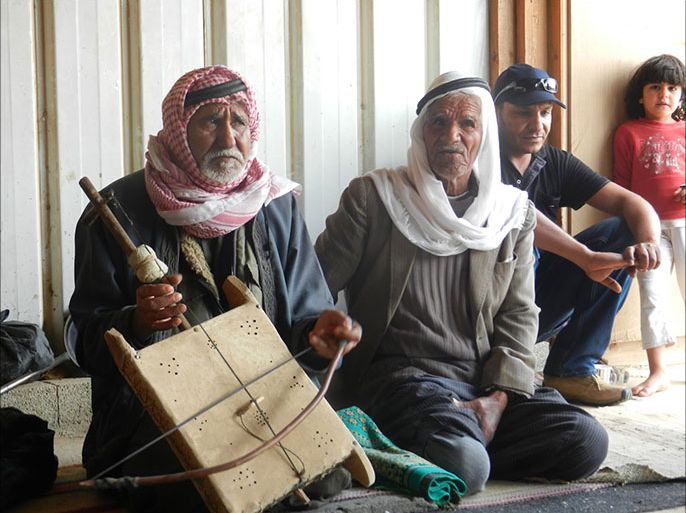 صورة من الزيارة التي قامت بها لجنة دعم بدو النقب إلى بعض القرى في أبريل/نيسان 2013 (من إهداء اللجنة): البدو العرب متشبثون بقراهم وتقاليدهم
