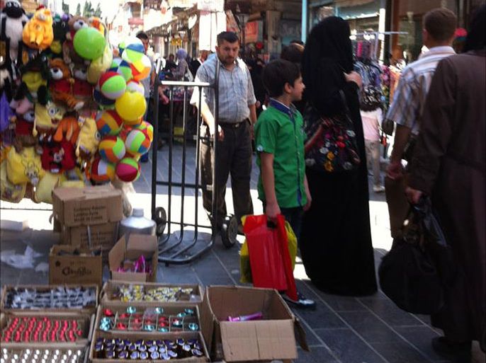 سوق شارع ابن الرشد الشهير في حماه في أيام الوقفة.jpg