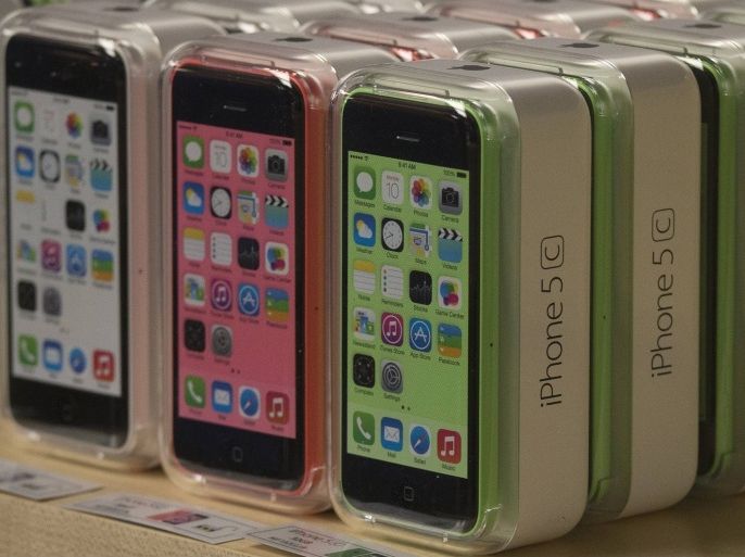 Apple iPhone 5c phones are pictured at the Apple retail store on Fifth Avenue in Manhattan, New York September 20, 2013. Apple Inc's newest smartphone models hit stores on Friday in many countries across the world, including Australia and China.