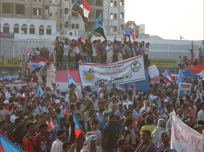 يعول اليمنيون على الحوار في حل الأزمة المستعصية بالجنوب في ضل تصاعد الاحتجاجات الانفصالية (الجزيرة نت)5