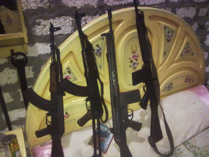 ‪أسلحة آلية متنوعة داخل أحد المنازل بالمنيا‬ (الجزيرة)