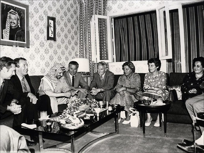 لقاء بين عرفات ووفد نرويجي بينهم لونغفا الدبلوماسي النرويجي في بيروت آنذاك (الجزيرة)