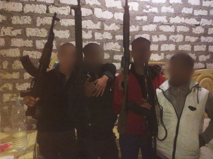 شباب لا تتجاوز أعمارهم الـ 16 عاما يحملون أسلحة آلية بإحدى قرى المنيا