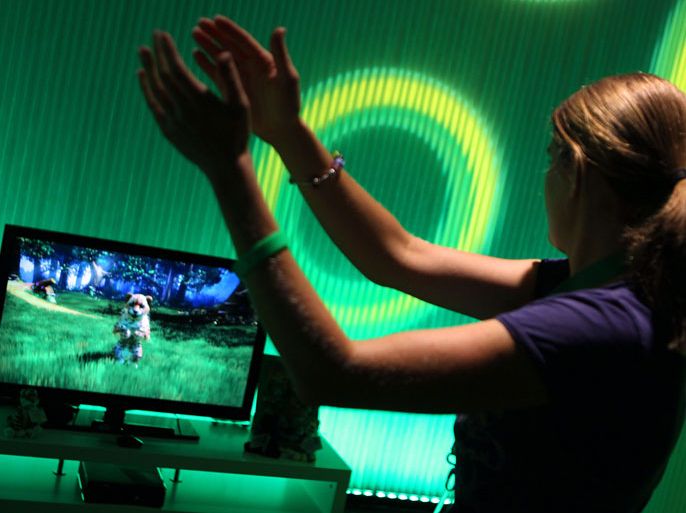 epa02290546 A woman checks out Microsoft's new Xbox 360 equipped with 'Kinect' controller at the Gamescom trade fair in Cologne, Germany, 17 August 2010. Microsoft announces the new Xbox 360 is in German and European stores from 10 November 2010 on. Europe's largest trade fair for interactive games takes place from 18 to 22 August. EPA/OLIVER BERG