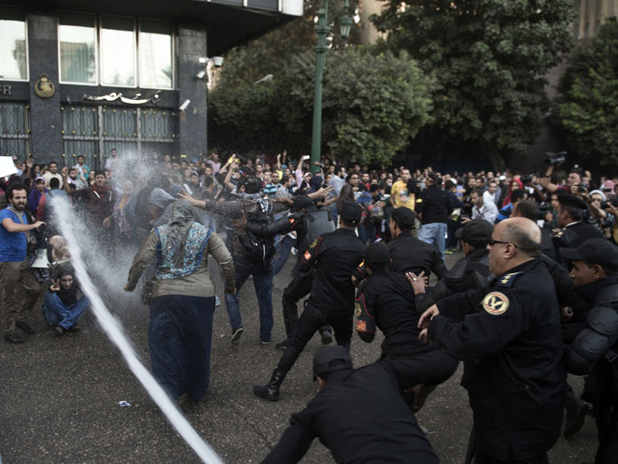 الشرطة استخدمت خراطيم المياه لتفريق المتظاهرين (الفرنسية)