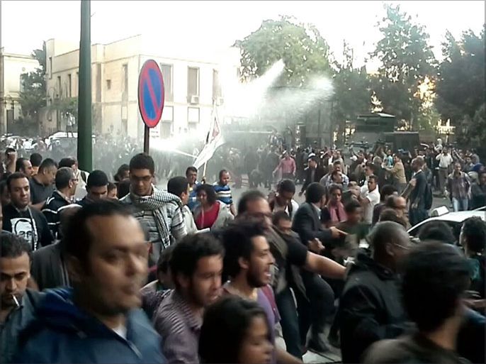قوات الأمن تطلق المياه على المتظاهرين أمام مجلس الشورى أمس