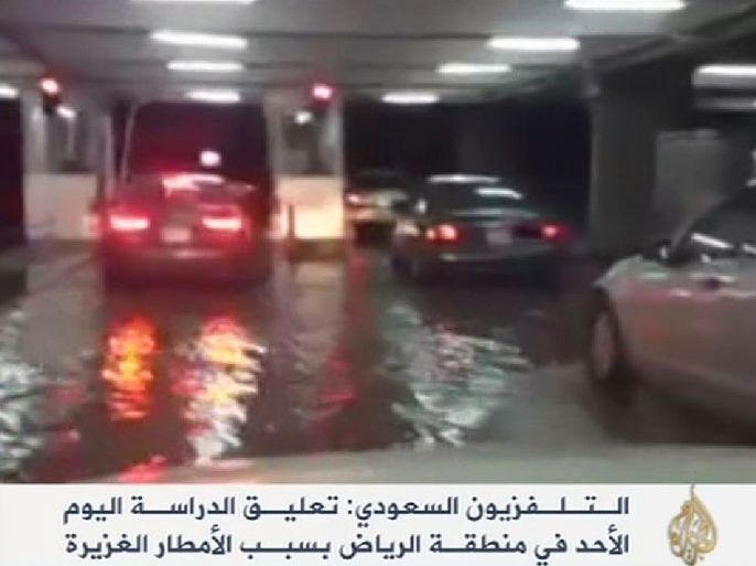 الأمطار الغزيرة تغلق مدارس الرياض