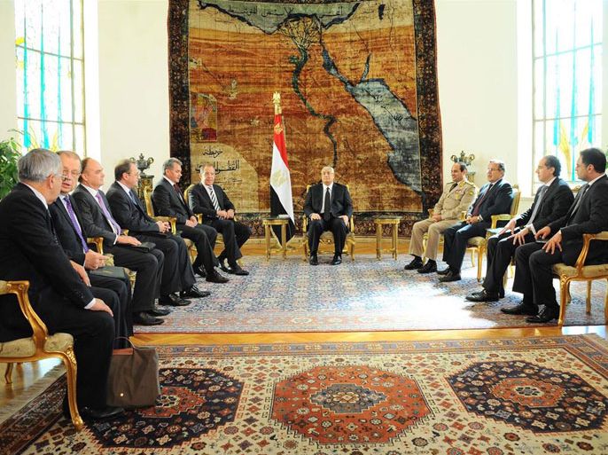 الرئيس المؤقت عدلي منصور وعن يمينه الوفد الروسي الزائر لمصر