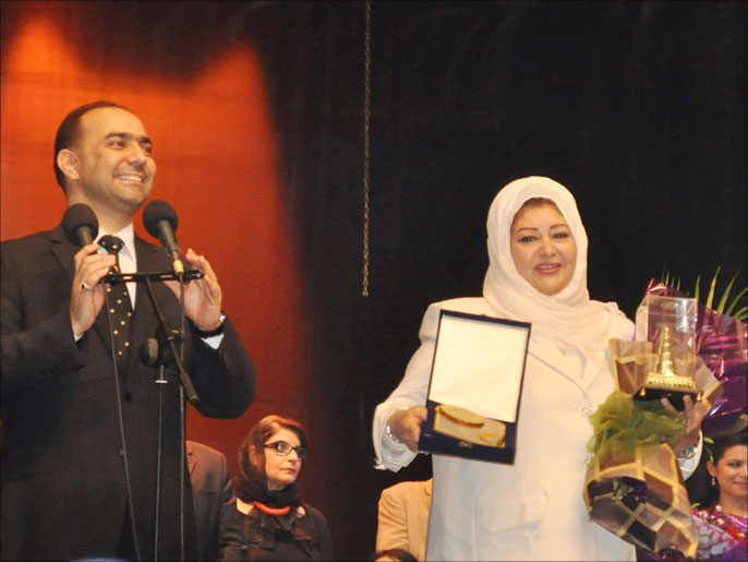 عفاف شعيب مع رئيس المهرجان نوفل أبو رغيف (الجزيرة)