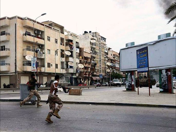 قوات الصاعقة الليبية تهاجم مقر أنصار الشريعة ببنغازي صباح اليوم ( الجزيرة نت).