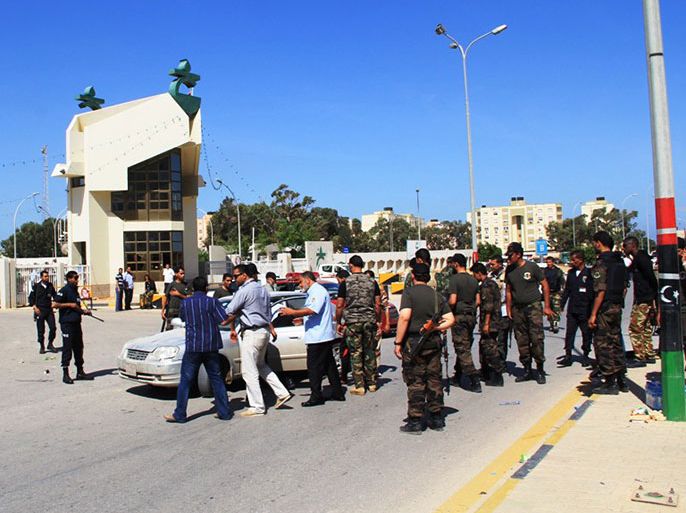 فض اعتصام أمام شركة الخليج العربي للنفط في بنغازي قبل عدة أشهر( الجزيرة نت- أرشيف).