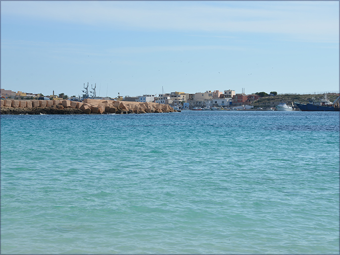 ‪عشرين كيلومترا مساحة لامبيدوزا التي تبعد 130 كيلومترا عن تونس‬ (الجزيرة)