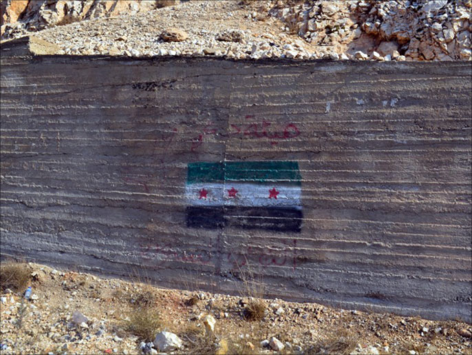 علم الثورة السورية يستقبل الداخلإلى بلدة عرسال (الجزيرة نت)